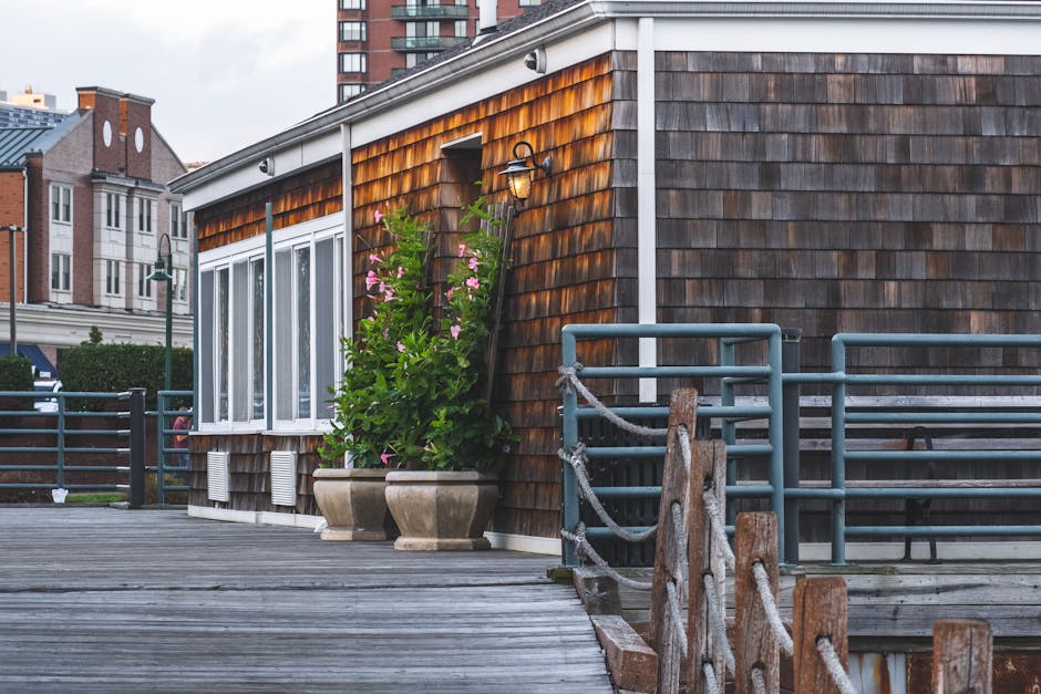Kleiner Stadtbalkon wintertauglich: Windschutz, Stauraum-Sitzbank und Licht zum Nachrüsten