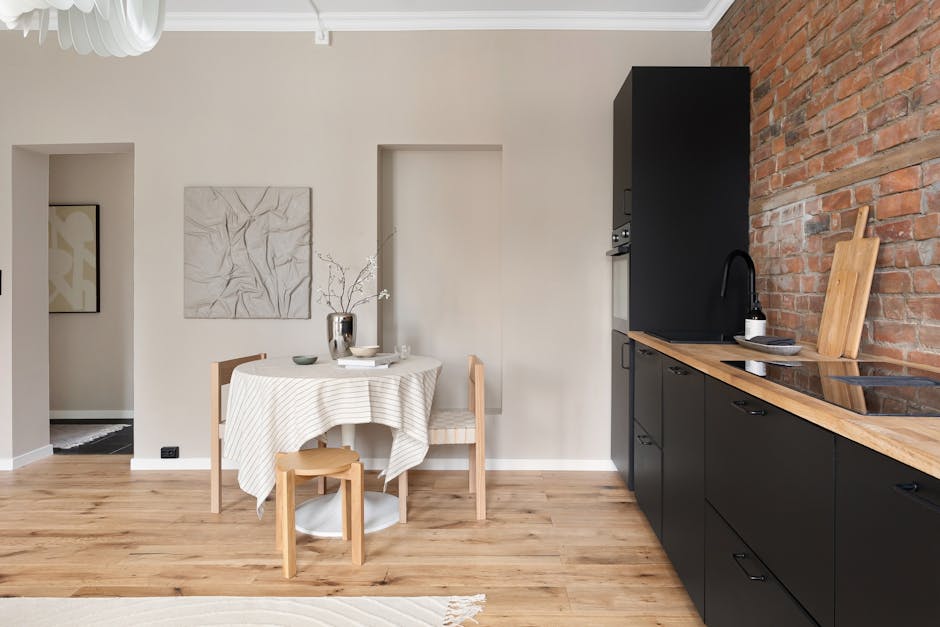 Kleiner Essplatz in der Wohnung: Tisch, Stühle, Licht und Stauraum auf 4-8 m2